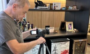 Como o ângulo da câmera transforma a percepção de projetos e retratos