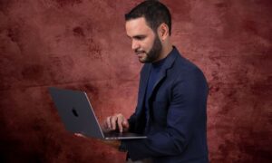 Por que a fotografia profissional muda a percepção de valor de uma marca?